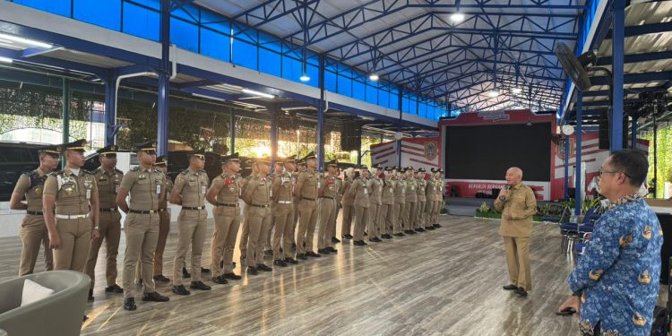 Gubernur Kalsel H Muhidin saat memberikan motivasi kepada praja IPDN asal Kalsel. (foto : Adpim Kalsel)