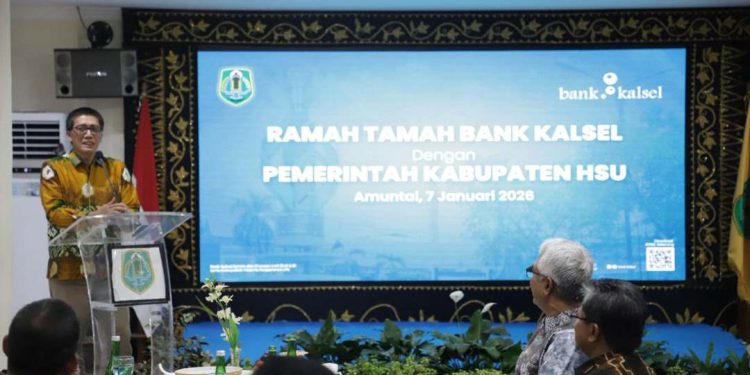 Direktur Bank Kalsel Fachrudin saat meyampaikan PRM Bank Kalsel Triwulan IV 2025 pada ramah tamah di Pemkab HSU. (foto : Bank Kalsel)