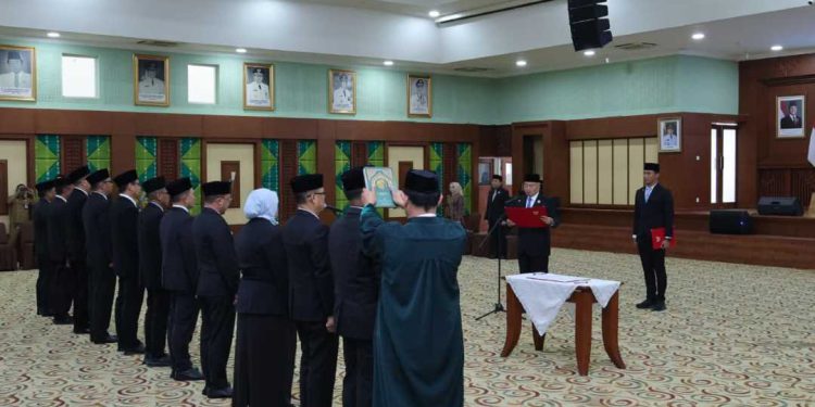 Gubernur Kalsel H Muhidin melantik 11 Pejabat Pimpinan Tinggi Pratama lingkup Pemprov Kalsel, di Gedung DR KH Idham Chalid. (foto : Adpim Kalsel)