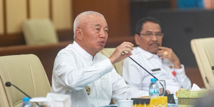 Gubernur Kalsel H Muhidin saat pimpin Rakor persiapan penyambutan kedatangan Presiden Prabowo Subianto di Kalsel. (foto : Adpim Kalsel)