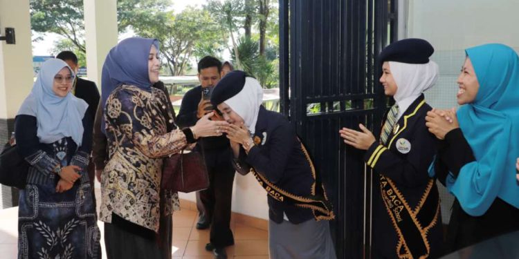Ketua BKOW Kalsel drg Ellyana Trisya Hasnuryadi saat menghadiri Open Class 2026 di GIBS. (foto : Adpim Kalsel)