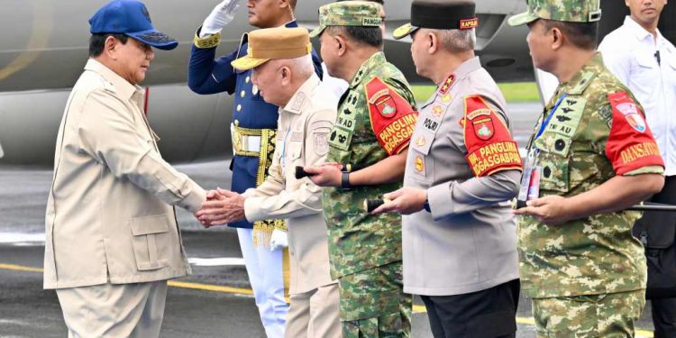 Gubernur Kalsel H Muhidin saat menyambut kedatangan Presiden Prabowo. (foto : Adpim Kalsel)