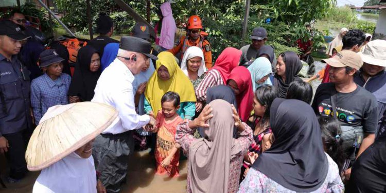 Gubernur Kalsel H Muhidin saat menyapa warga terdampak banjir di sela penyerahan bantuan. (foto : Adpim Kalsel)