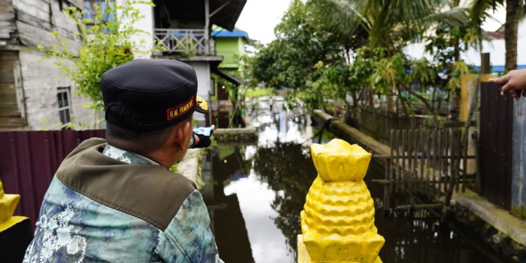 Walikota Banjarmasin HM Yamin saat meninjau kondisi air di salah satu saluran. (foto : shn/seputaran)