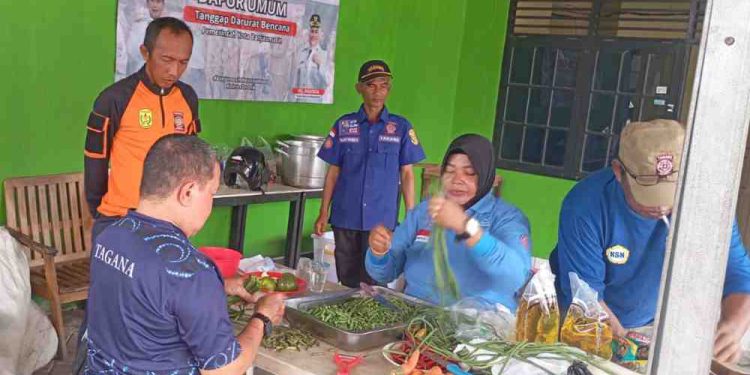 Petugas Dapur Umum Dinsos Banjarmasin saat menyediakan makanan untuk warga terdampak banjir. (foto : shn/seputaran)
