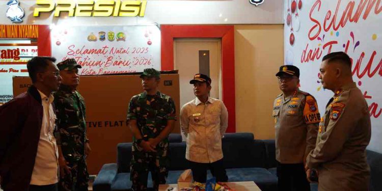 Walikota Banjarmasin HM Yamin saat meninjau posko malam pergantian tahun. (foto : shn/seputaran)