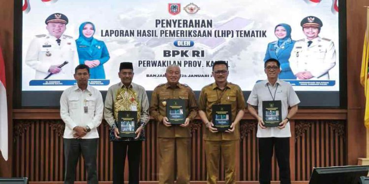 Penyerahan LHP BPK Perwakilan Kalsel yang diterima Dirut Bank Kalsel Fachrudin bersama Gubernur dan Ketua DPRD Kalsel. (foto : Bank Kalsel)