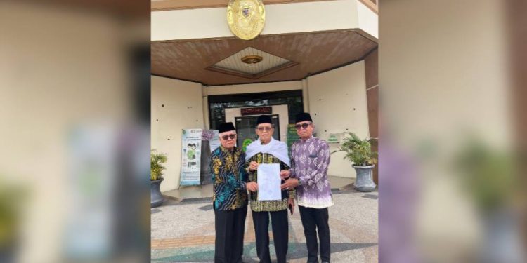 Perwakilan Lembaga DDII dan tokoh Tabalong saat mengajukan amicus curiae di PN Banjarmasin. (foto : istimewa)