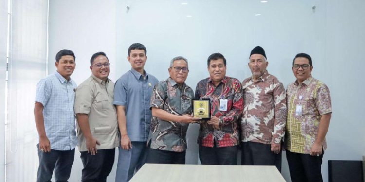 Komisi II DPRD Kalsel saat kunjungan kerja ke Bank Kalsel Cabang Batulicin. (foto : istimewa)