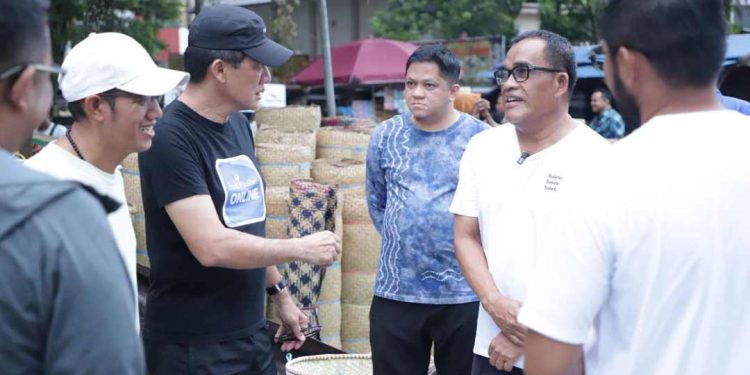 Direktur Bank Kalsel Fachrudin bersama Bupati HSU saat kunjungan ke Pasar Kerajinan Amuntai. (foto : Bank Kalsel)