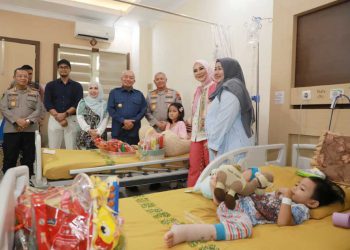 Gubernur H Muhidin dan Istri Dampingi Proses Pemulihan Adell dan Jailani di RS Bhayangkara Banjarmasin