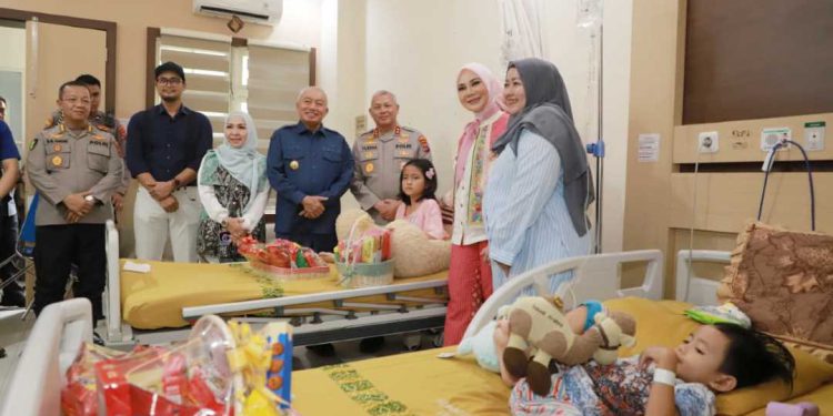 Gubernur Kalsel H Muhidin bersama istri Hj Fathul Jannah dan Kapolda Kalsel Irjen Pol Rosyanto Yudha serta istri Hj. Yeni Susanty mengunjungi Adel dan Jailani, dua anak yatim piatu yang tengah dirawat inap di RS Bhayangkara. (foto : Adpim Kalsel)