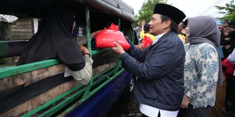 Wagub Kalsel H Hasnuryadi Sulaiman beserta istri saat memberikan bantuan untuk warga terdampak banjir. (foto : Adpim Kalsel)