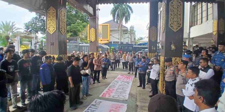 Walikota Banjarmasin HM Yamin saat menemui aksi demo di depan kantor Pemko Banjarmasin. (foto : shn/seputaran)
