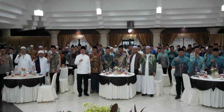 Foto bersama di sela kegiatan Musda XI MUI Kalsel. (foto : Adpim Kalsel)