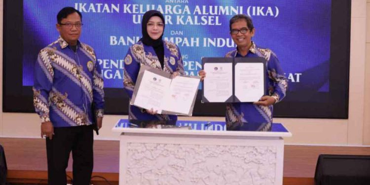 Ketua IKA UNAIR Kalsel drg Ellyana Trisya saat tunjukan dokumen MoA dengan pihak UNAIR Surabaya. (foto : adpim Kalsel)