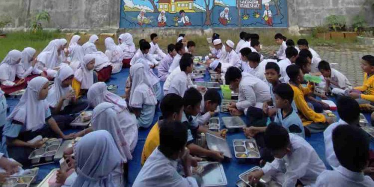 Pelaksanaan MBG di salah satu sekolah. (foto : shn/seputaran)