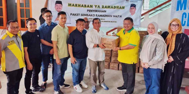 Founder YN'S Center H Yuni Abdi Nur Sulaiman saat menyerahkan paket Ramadan kepada Ketua PWI Kalsel Zainal Helmie. (foto : istimewa)
