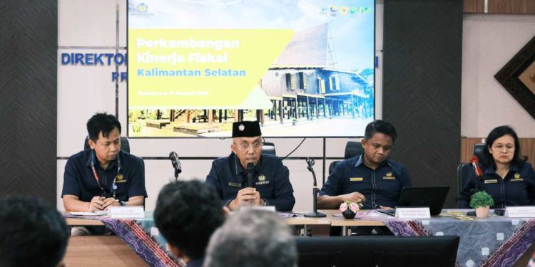 Kepala Kanwil DJP Kalselteng Anton Budhi Setiawan saat menyampaikan realisasi penerimaan pada publikasi ALCo. (foto : istimewa)