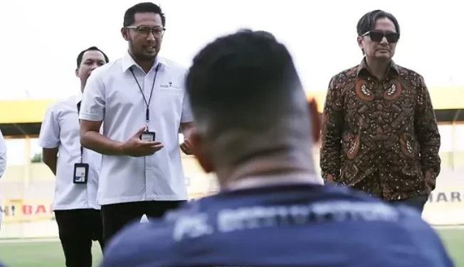 Direktur Bisnis Bank Kalsel Akhmad Fauzi Noor mengunjungi Barito Putera di sela latihan rutin. (foto : istimewa)