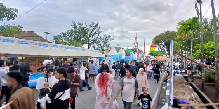 Para pengunjung ramai di lokasi Festival Pasar Wadai Ramadan. (foto : shn/seputaran)