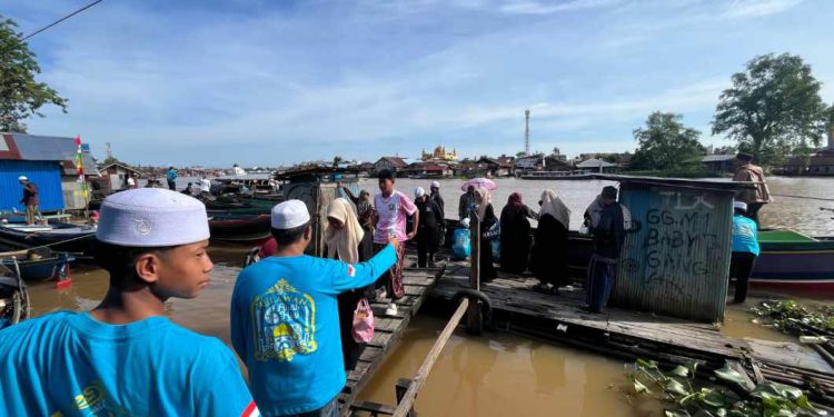 Jemaah Haul yang datang jalur sungai menggunakan kelotok. (foto : shn/seputaran)