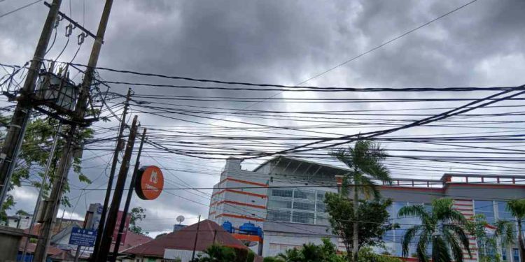 Kabel semerawut yang ada di Banjarmasin. (foto : shn/seputaran)