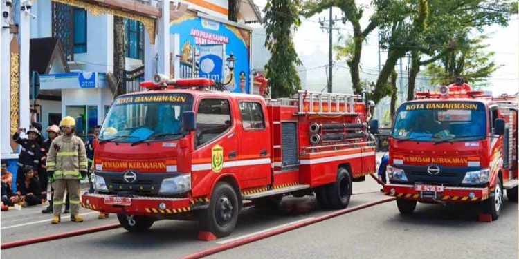 Mobil Damkar milik Disdamkarmat siaga untuk penanganan kebakaran. (foto : shn/seputaran)