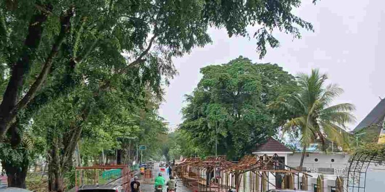 Stand atau tenant Pasar Ramadan yang mulai dibangun. (foto : shn/seputaran)