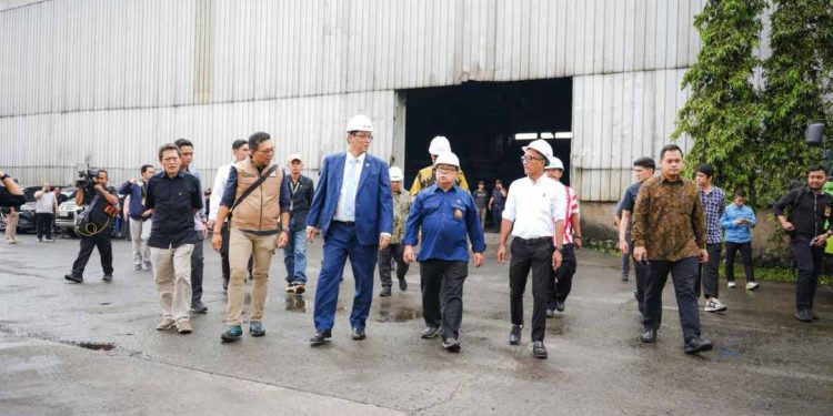 Pihak DJP saat membongkar dugaan pelanggaran pajak. (foto : istimewa)