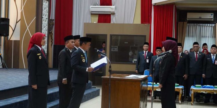 Walikota Banjarmasin HM Yamin saat melakukan pelantikan para pejabat Pemko Banjarmasin. (foto : shn/seputaran)