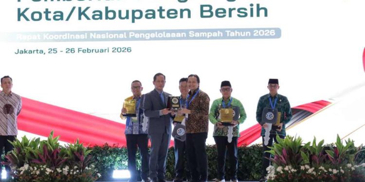 Penghargaan diserahkan Menteri Lingkunan Hidup Hanif Faisol Nurofiq yang diterima Wakil Gubernur Hasnuryadi Sulaiman, mewakili gubernur. (foto : Adpim Kalsel)