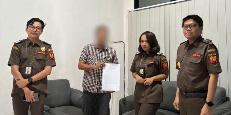 Pihak DJP Kalselteng sampaikan surat paksa penagihan pajak kepada salah satu wajib pajak. (foto : istimewa)