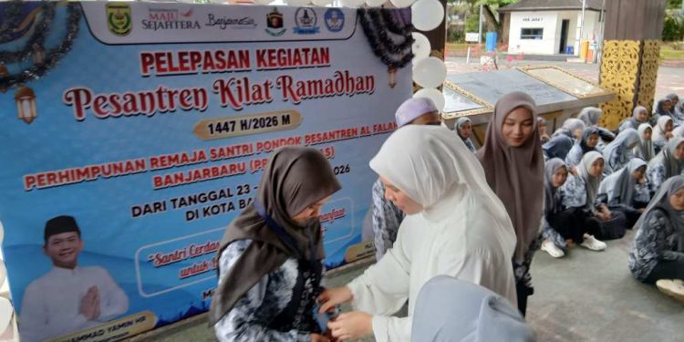 Wakil Walikota Banjarmasin Hj Ananda saat melepas santri/santriwati PRES AF BMAS untuk Pesantren Kilat di 20 SD Banjarmasin. (foto : shn/seputaran)