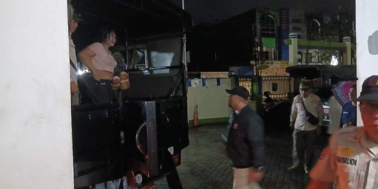 Giat Satpol PP Banjarmasin saat menjaring PSK dan Gepeng. (foto : shn/seputaran)