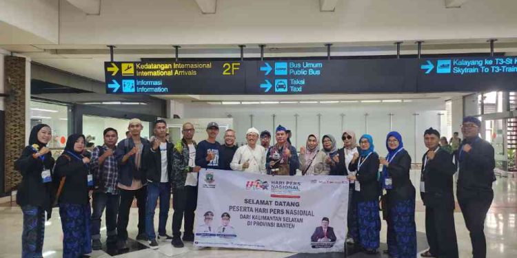 Kontingan PWI Kalsel saat disambut Kadis Pertanian Banten dan menyempatkan foto bersama. (foto : istimewa)