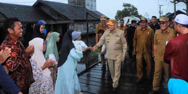 Gubernur Kalsel H Muhidin saat meyambangi warga terdampak banjir di desa Pondok Bebaris, HSU. (foto : Adpim Kalsel)