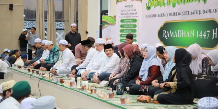 Wagub Kalsel H Hasnuryadi Sulaiman saat berbuka puasa bersama masyarakat di Masjid Raya Sabilal Muhtadin. (foto : Adpim Kalsel)
