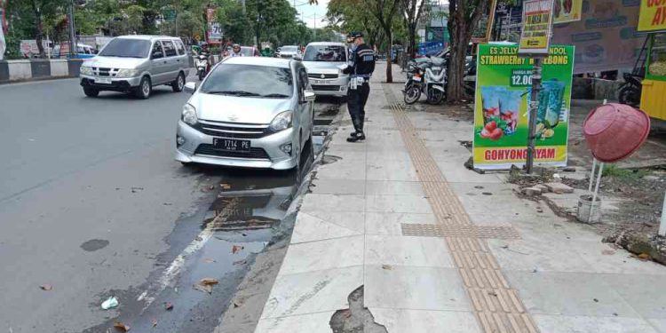 Petugas Dishub Banjarmasin saat menertibkan titik parkir. (shn/seputaran)