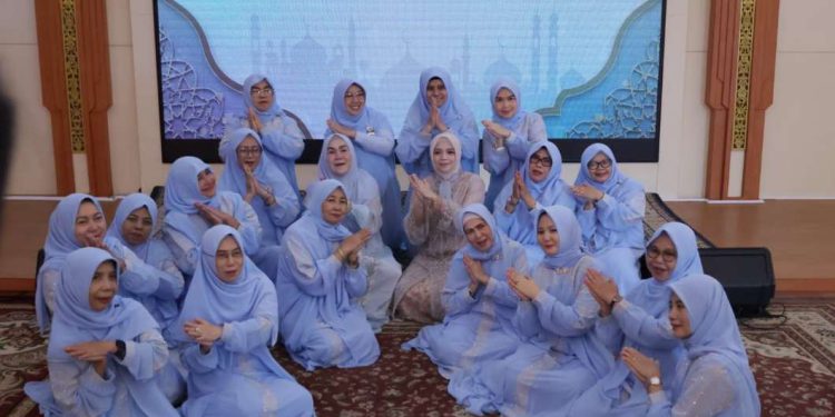 Foto bersama usai kegiatan tadarusan. (foto : Adpim Kalsel)