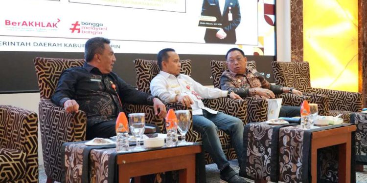 Pj Sekdakab Tapin Unda Ansori bersama Bupati - Wabup Tapin H Yamani dan H Juanda pada Rakor Pimpinan. (foto : istimewa)