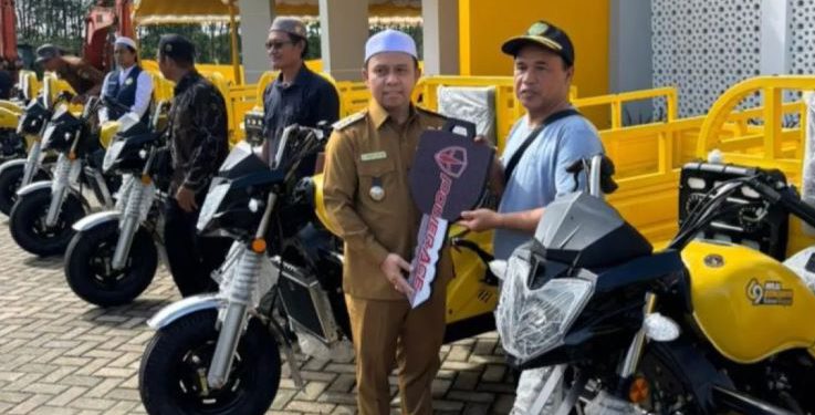 Bupati Tapin H Yamani saat menyerahkan kenderaan roda tiga untuk angkutan sampah. (foto : istimewa)
