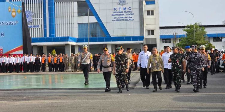 Sekdaprov Kalsel Muhammad Syarifuddin saat mengikuti Apel Gelar Pasukan Operasi Ketupat Intan 2026, di Mapolda Kalsel Banjarbaru. (foto : adpim kalsel)