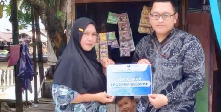 Penyerahan bantuan modal UPZ Bank Kalsel kepada pelaku UMKM. (foto : istimewa)