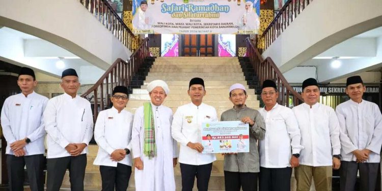 Walikota Banjarmasin HM Yamin saat menyerahkan bantuan kepada perwakilan penerima. (foto : shn/seputaran)