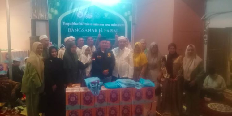 HM Faisal Hariyadi dan Walikota Banjarmasin HM Yamin saat foto bersama konstituen yang hadir. (foto : smr)