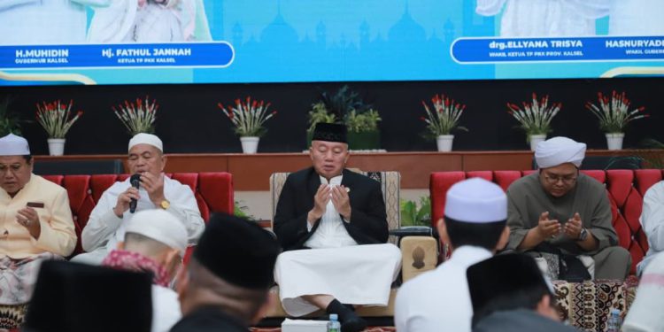 Gubenur Kalsel H Muhidin berdoa pada kegiatan silaturahmi dan buka puasa bersama, di Mahligai Pancasila Banjarmasin. (foto : adpim kalsel)
