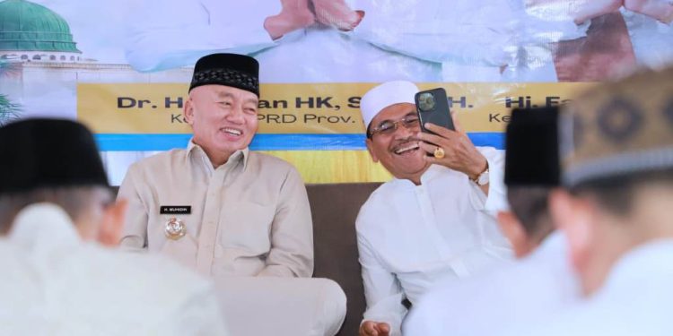 Gubernur Kalsel H Muhidin saat menghadiri buka puasa bersama Ketua DPRD Kalsel H Supian HK. (foto : adpim kalsel)