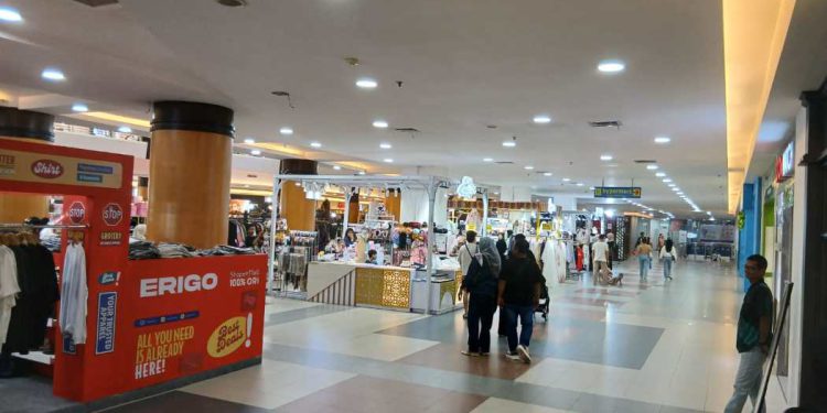 Pengunjung Duta Mall saat Ramadan. (foto : shn/seputaran)