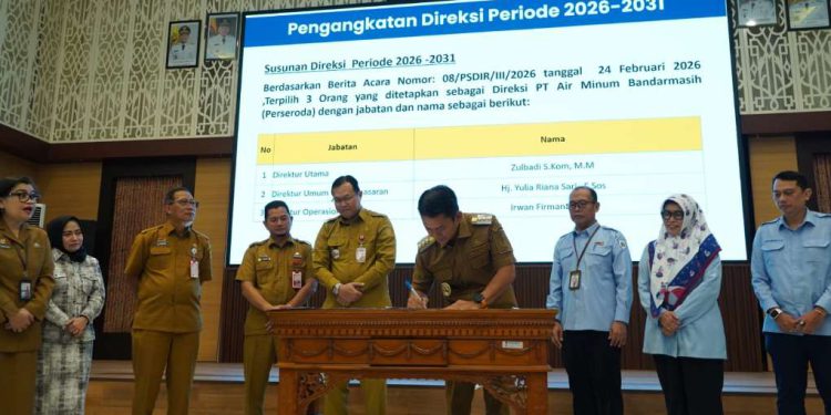 Walikota Banjarmasin HM Yamin saat mendatangani penetapan Direksi PAM Bandarmasih. (foto : shn/seputaran)